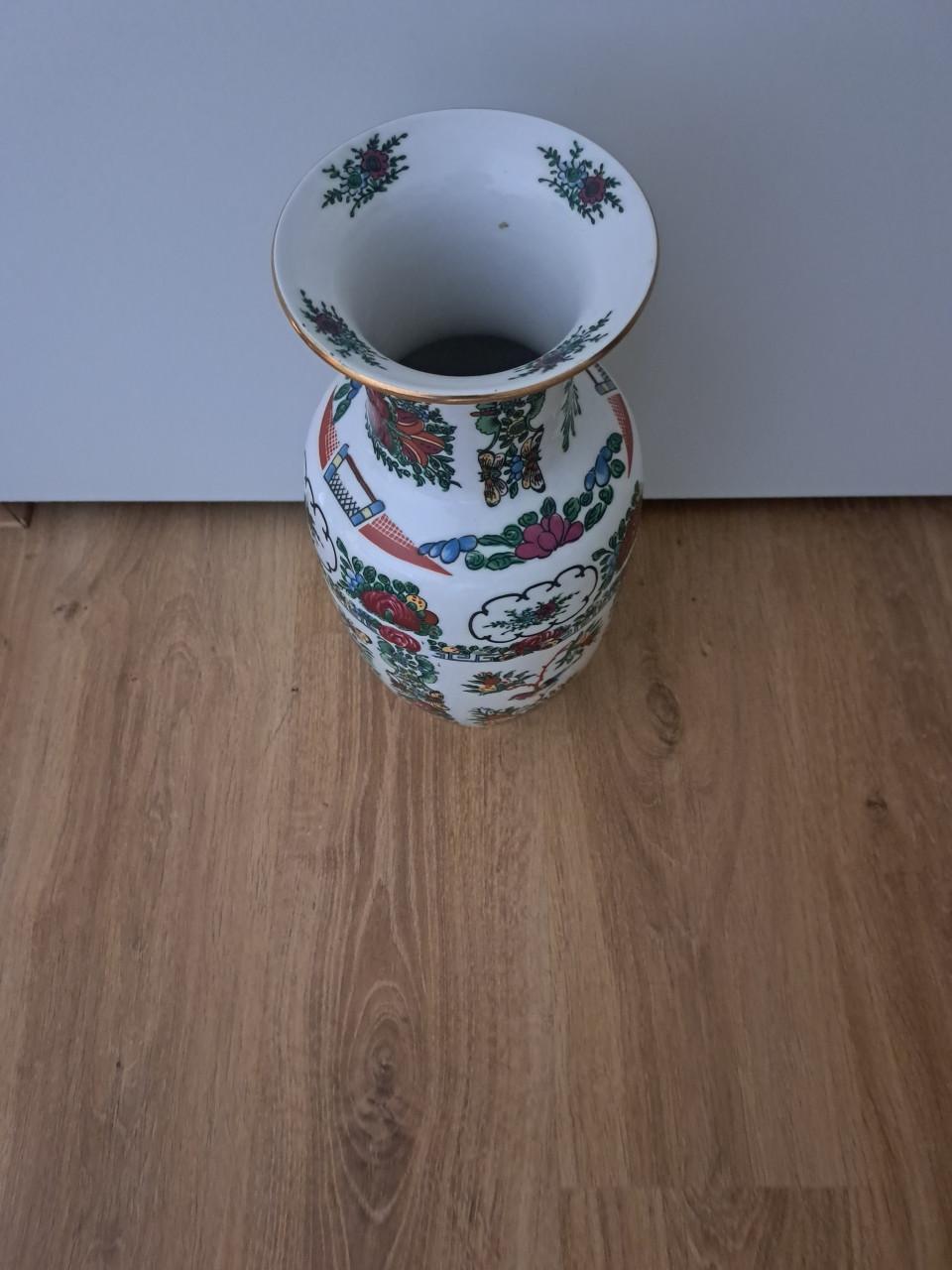 Vintage Chinese vaas met verschillende details.