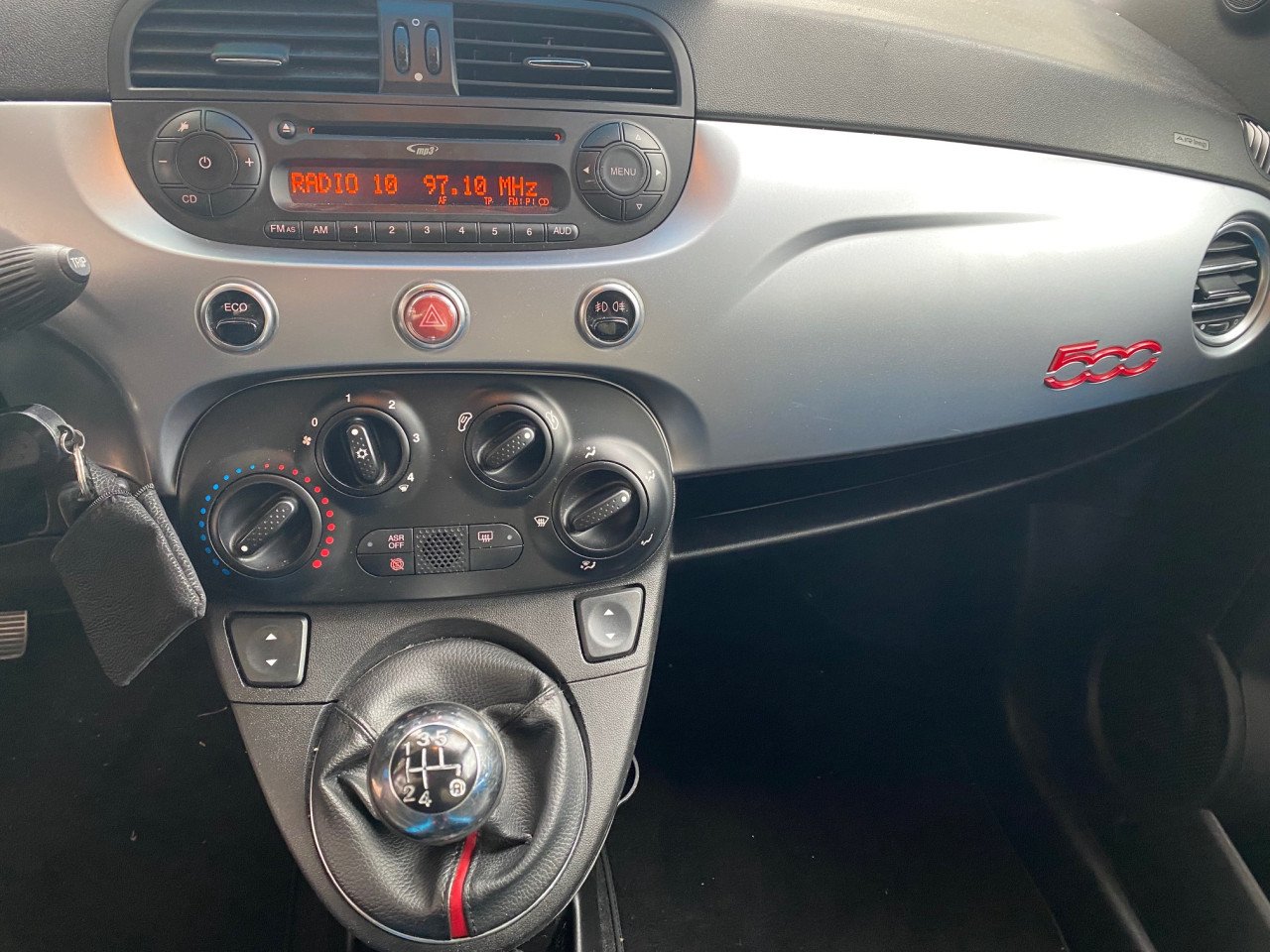 🌞 Ervaar de zon op je gezicht – stap in deze Fiat 500 Cabrio!