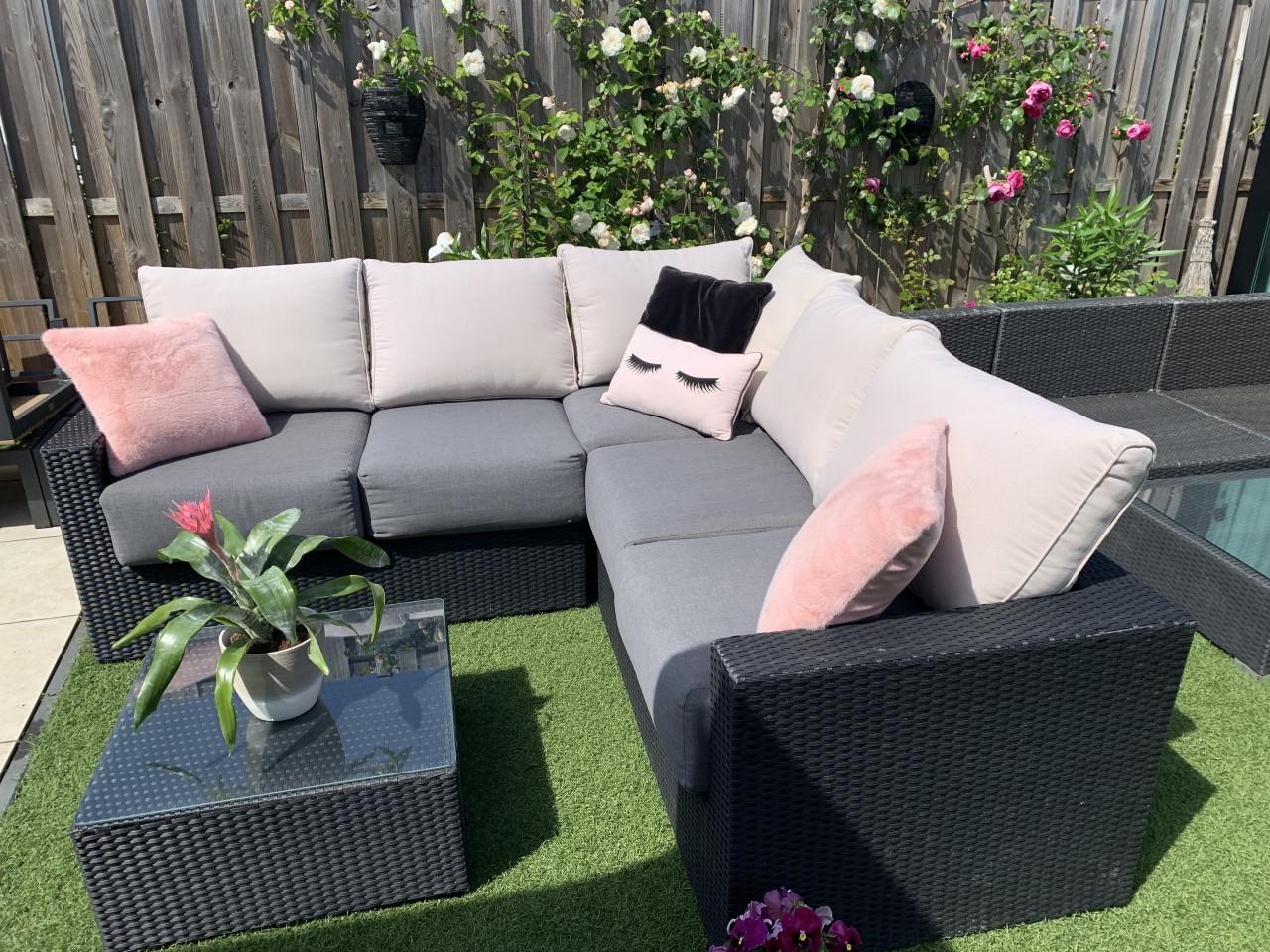 Zwart Wicker loungeset, met tafel en dikke kussens.