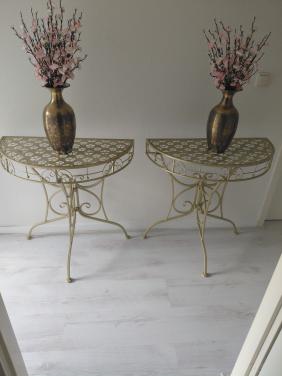 2x sidetable.       30 euro p stuk