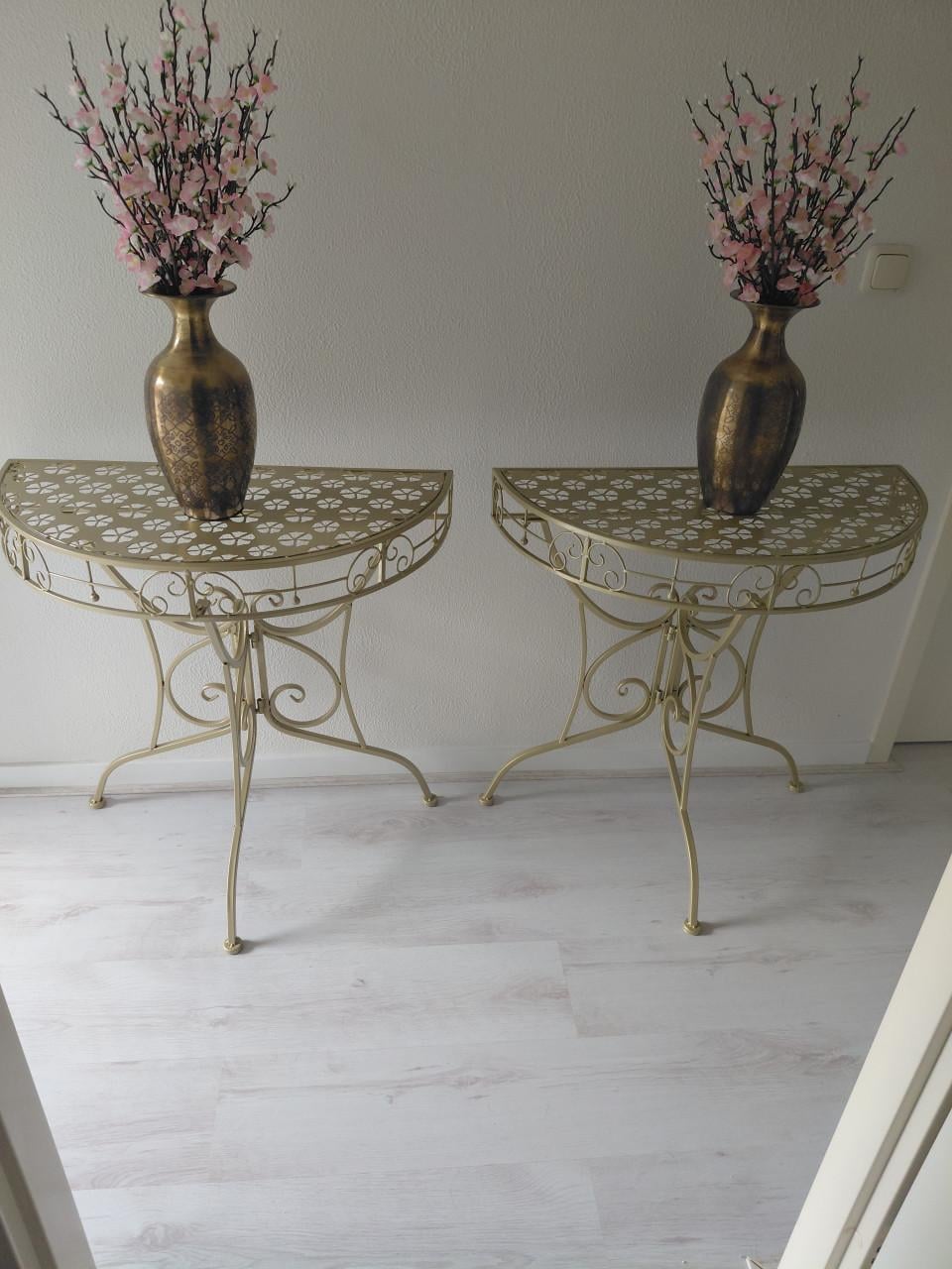 2x sidetable.       30 euro p stuk