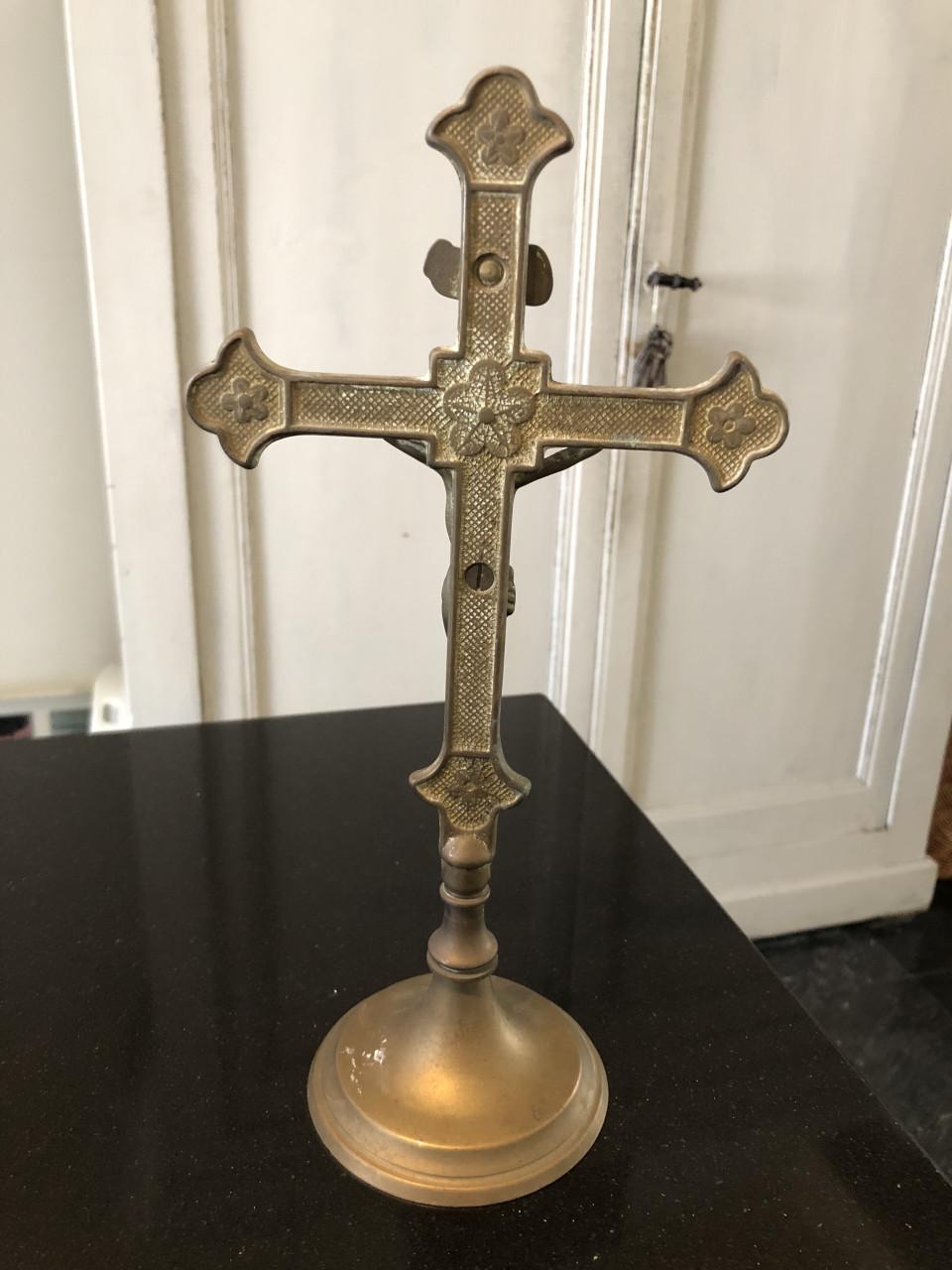 Mooie brocante heilige messing crucifix op voet