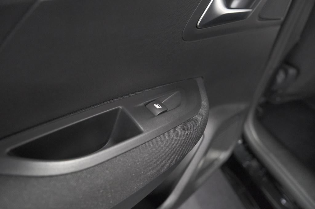Peugeot 2008 puretech 130 active pack | trekhaak | camera | navigatie | par
