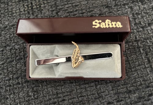 Schitterende dasspeld met saxofoon