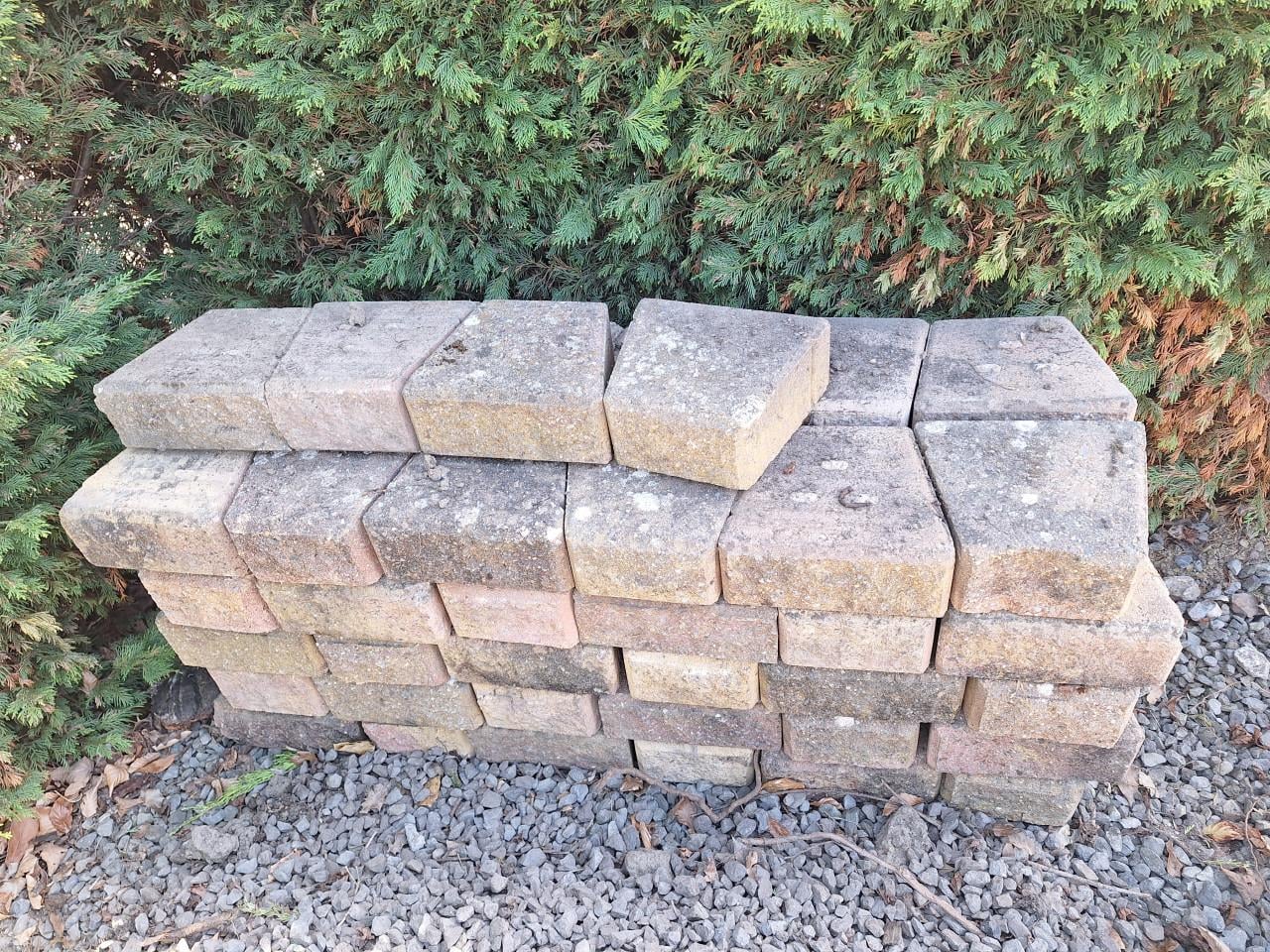 Stapel stenen voor bloembak