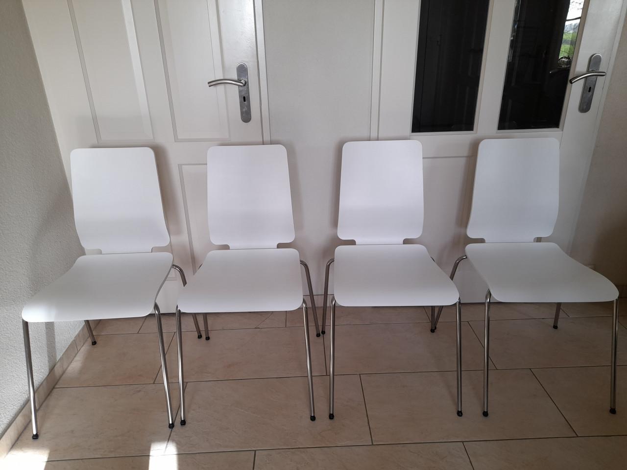4 Witte houten stoelen ( in goede staat )