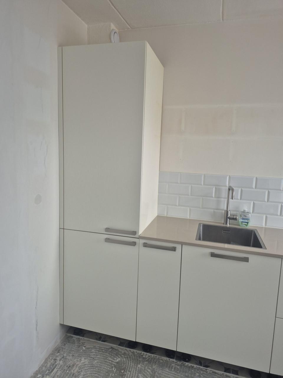 Moderne witte keuken 2,95 m met natuurstenen blad (2023)