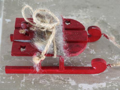 Rode houten slee hanger