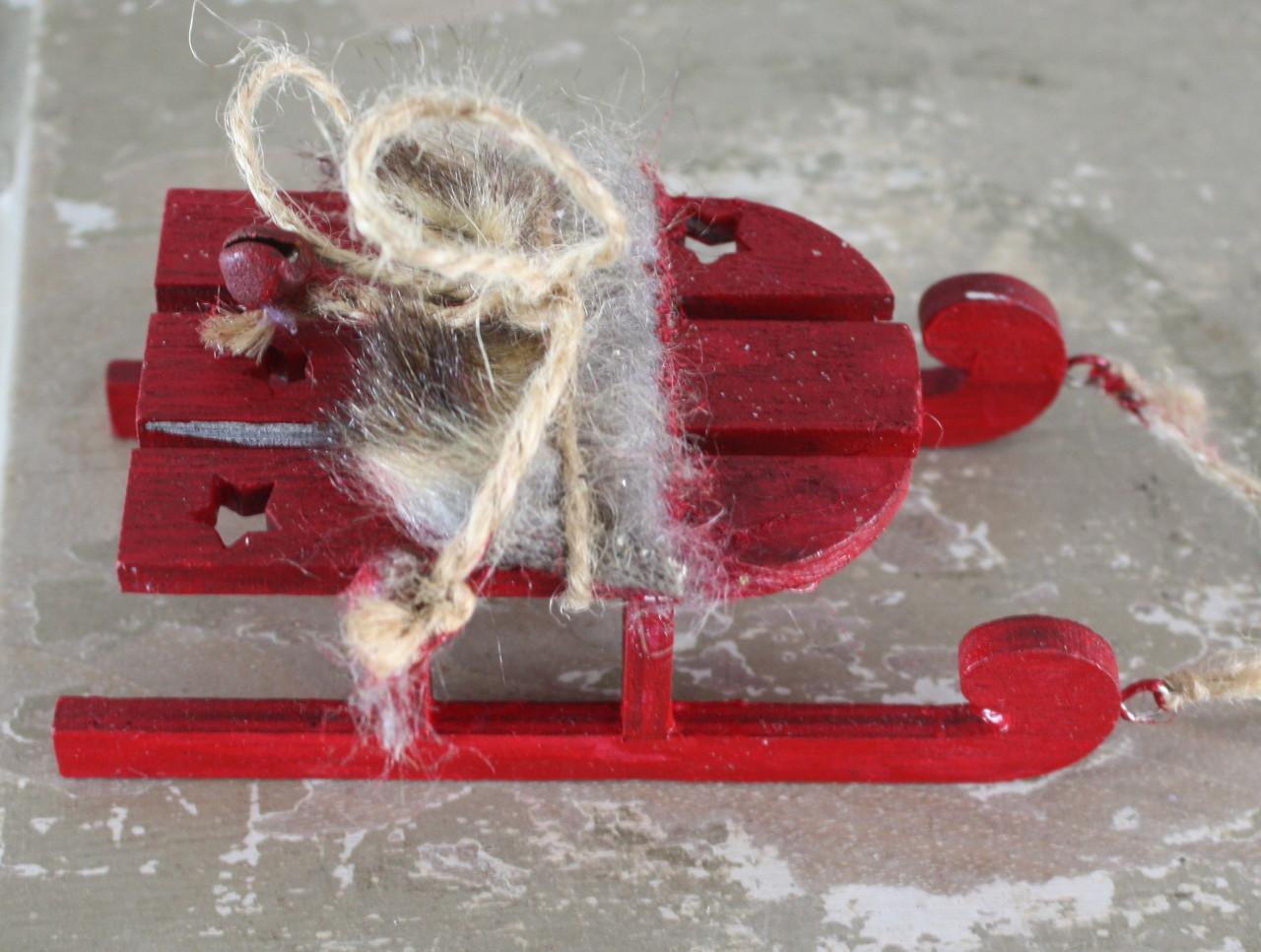Rode houten slee hanger