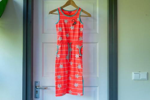 Fluor roze jurk van Persival, maat 116/122