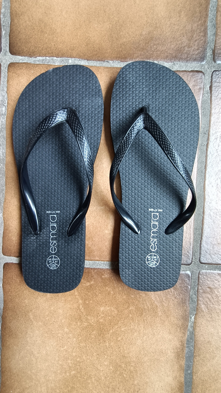 Teenslippers zwart, van Esmara. Maat 36/37. Nieuw. Voor strand of sauna.