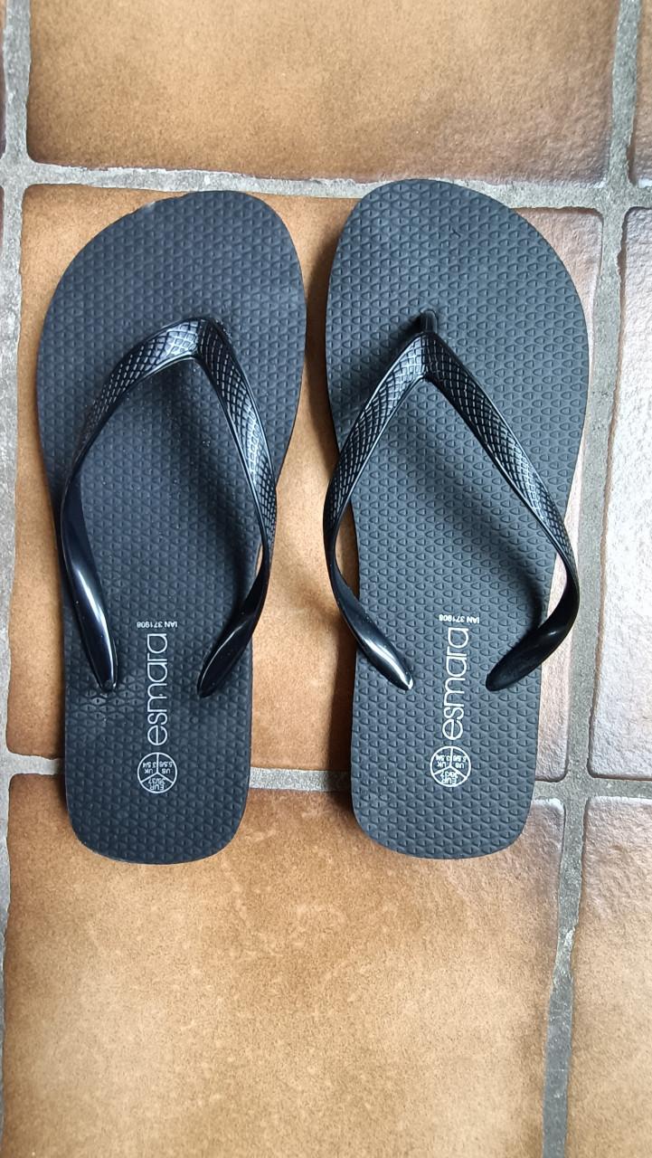 Teenslippers zwart, van Esmara. Maat 36/37. Nieuw. Voor strand of sauna.