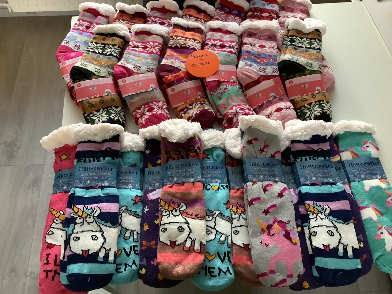 Partij super leuke fluffy huissokken. (Partij 24)