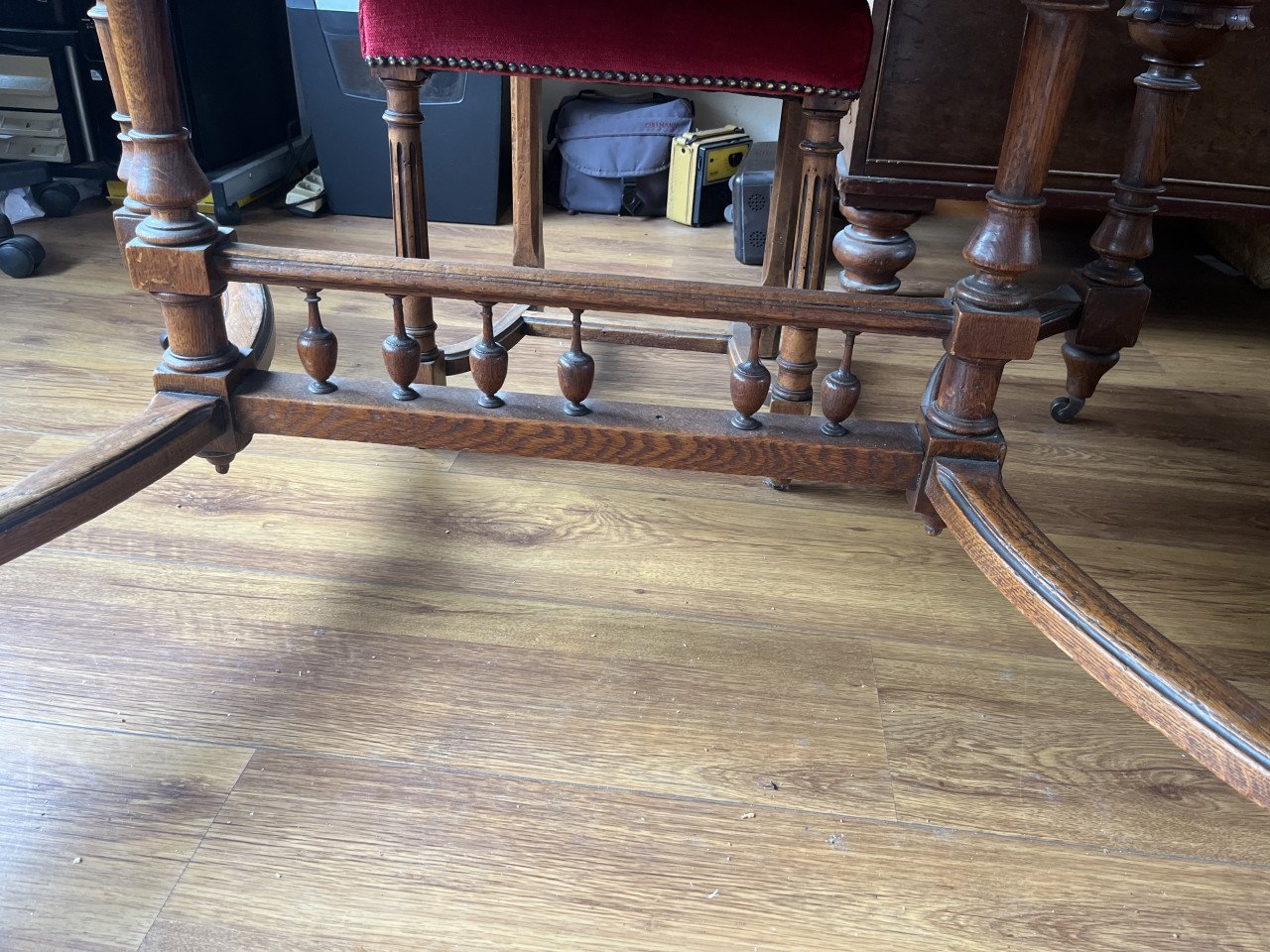 Eikenhouten Mechelse tafel met leeuwenkoppen, 4 stoelen