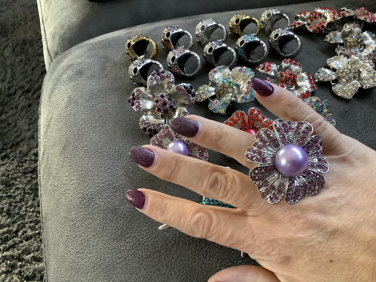 Partij mooie rekbare ringen. (Partij 42)