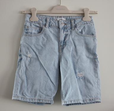 Licht blauwe korte broek maat 146