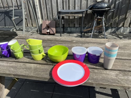 Camping serviesgoed van uitstekend kwaliteit bijna niet gebruikt