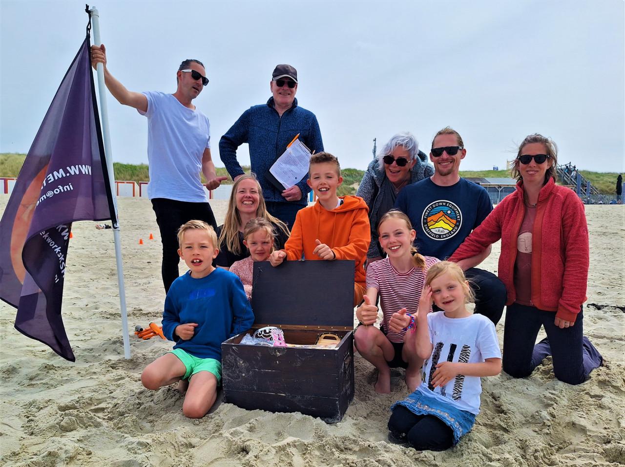 Familie en vriendengroep activiteiten met de metaaldetector