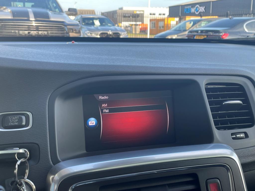 Volvo V60 2.0 d4 r-design automaat | schuifdak | leder | trekhaak