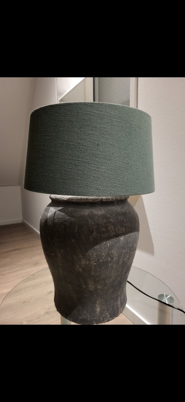 Lamp op antraciet stenen voet
