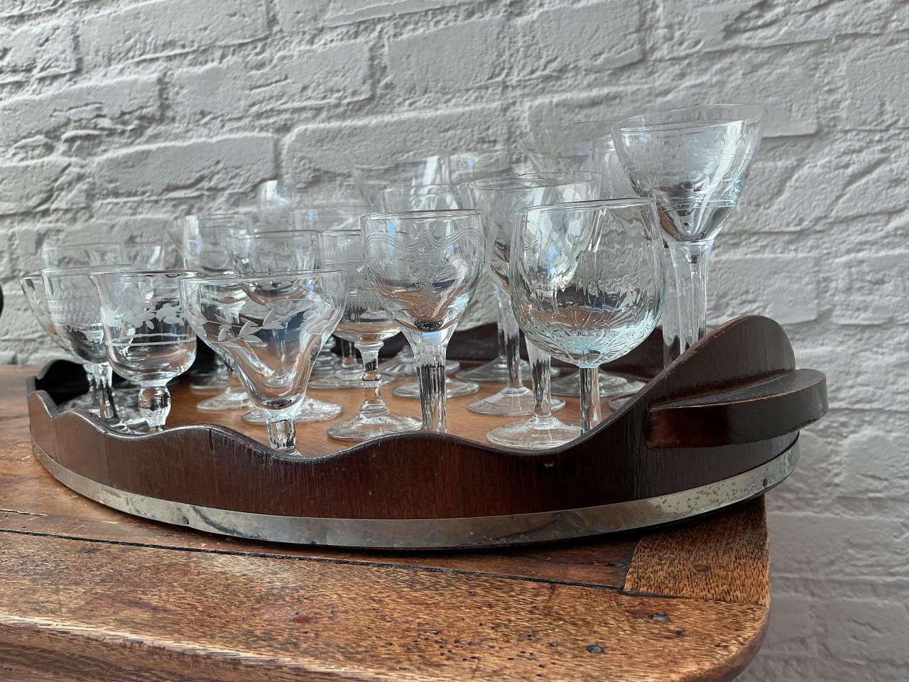 Antieke glaasjes met dienblad