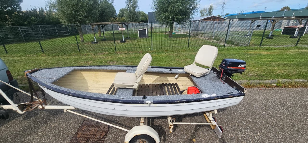 Leuk visbootje 365 lang met trailer en 6 pk moter.