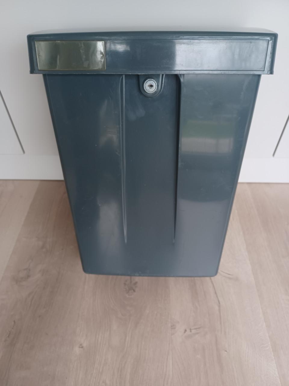Kunststof brievenbus met slot.