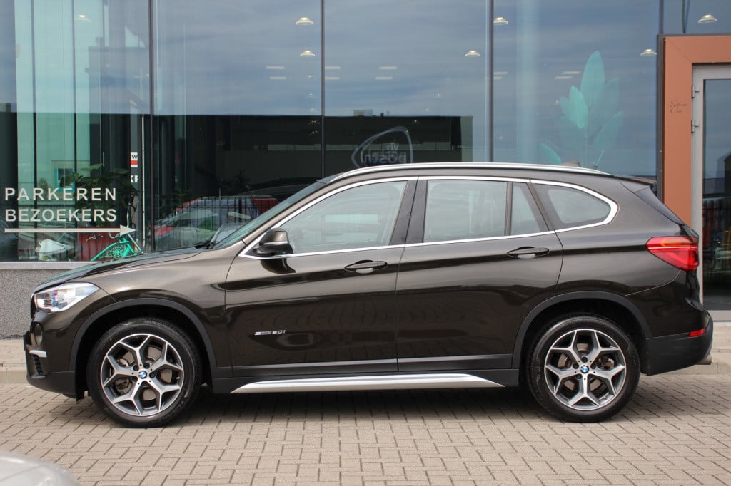 BMW X1 sdrive20i corporate lease executive | led | half leder | pdc |
