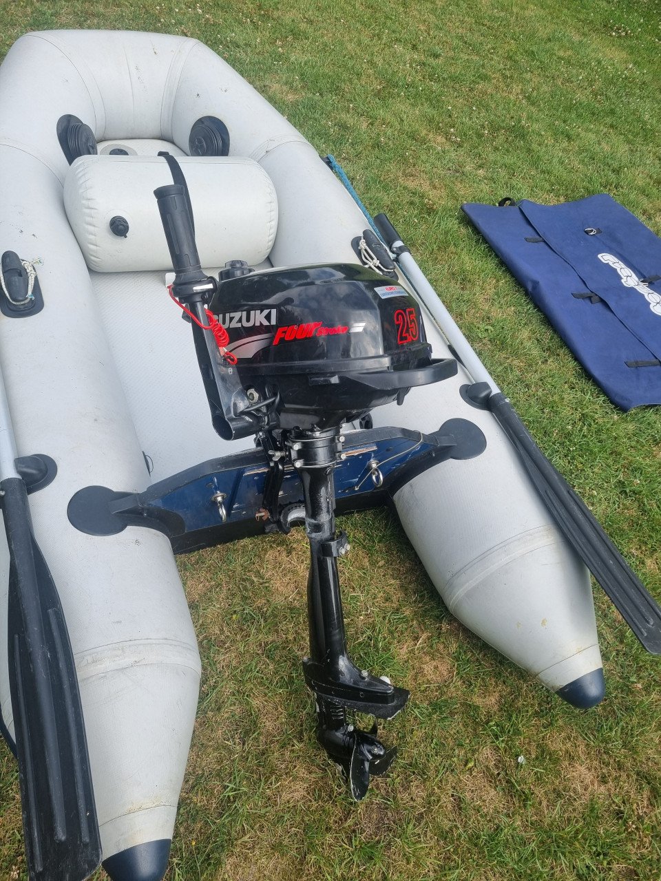 Rubberboot met buitenboordmotor