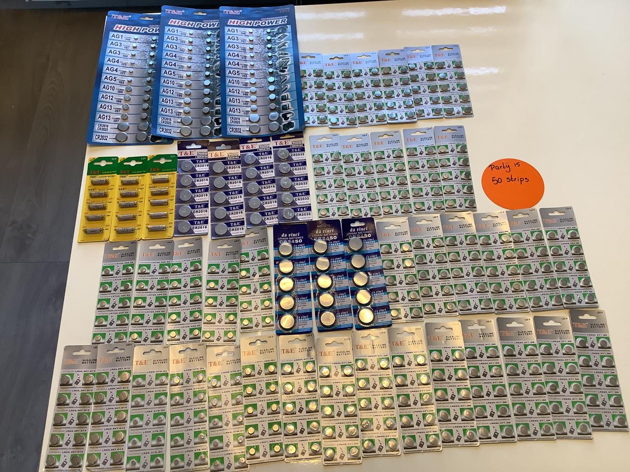 Partij diversen knoopcel batterijen.   (Partij 15)