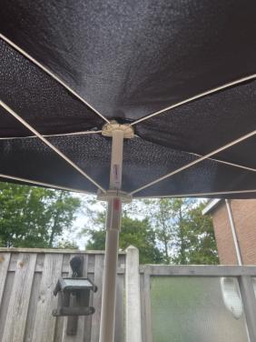Halve parasol voor balkon of muur met betonnen standaard. 30.00.