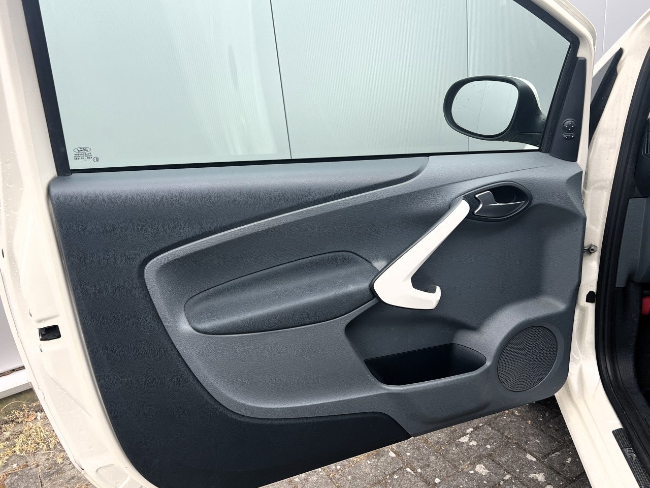 Ford Ka Titanium Parelmoer bouwj. 5-2011 met NAP logisch