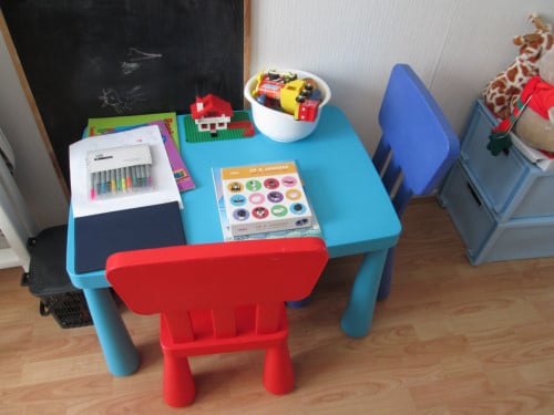 2 kinderstoeltjes met tafeltje
