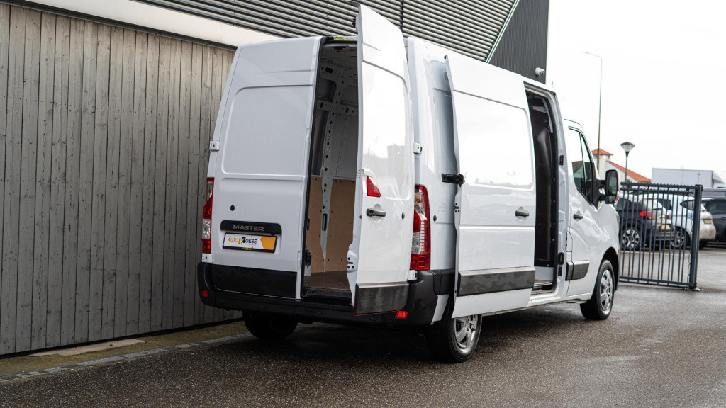 Renault Master t35 2.3 dci 135 l2h2 comfort | camera | vloerplaat | navigat