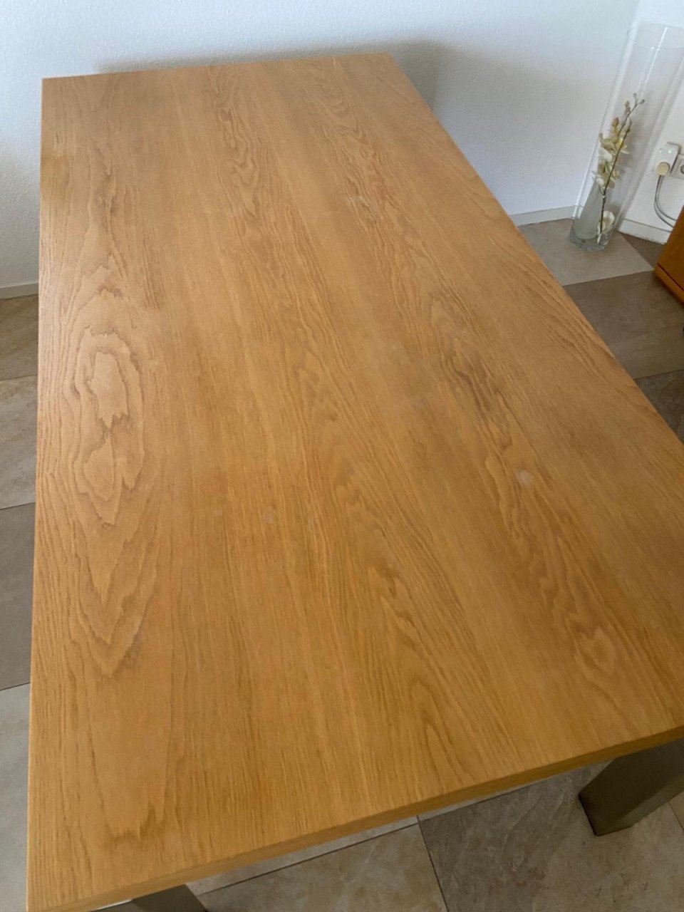 Moderne onbeschadigde eiken eettafel met RVS-poten