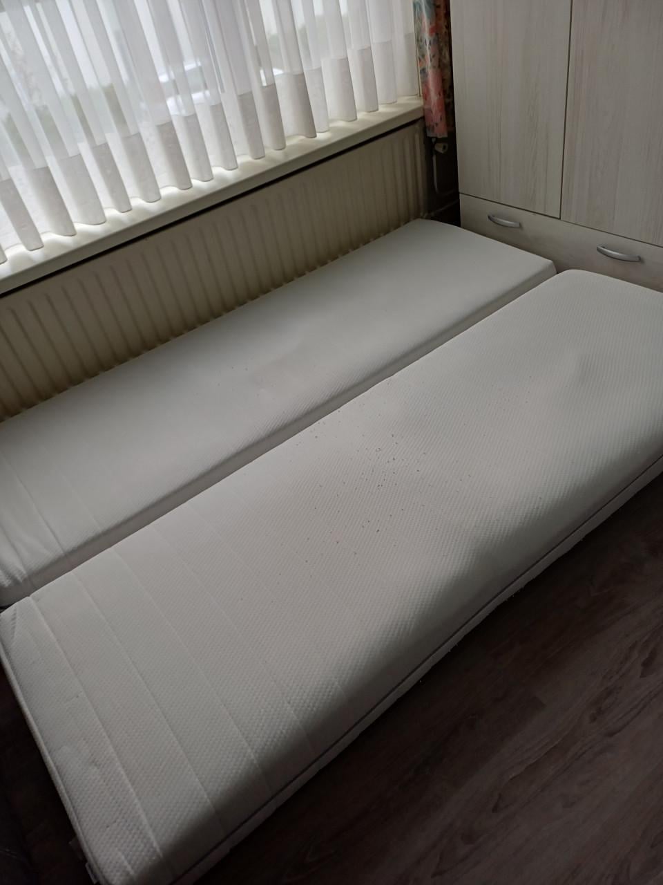 Gratis 2 matrassen 200 x 70 cm gebruikt maar schoon en netjes