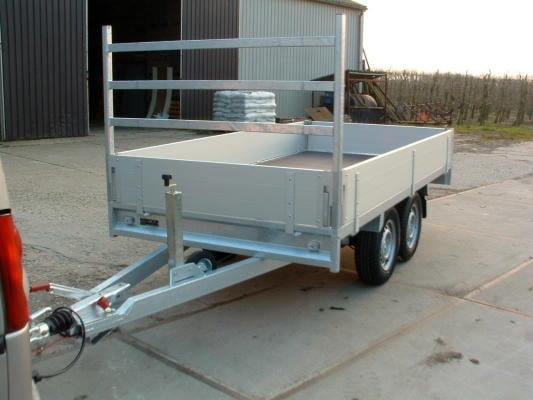 NIEUWE ANSSEMS PLATEAUWAGEN OP KENTEKEN