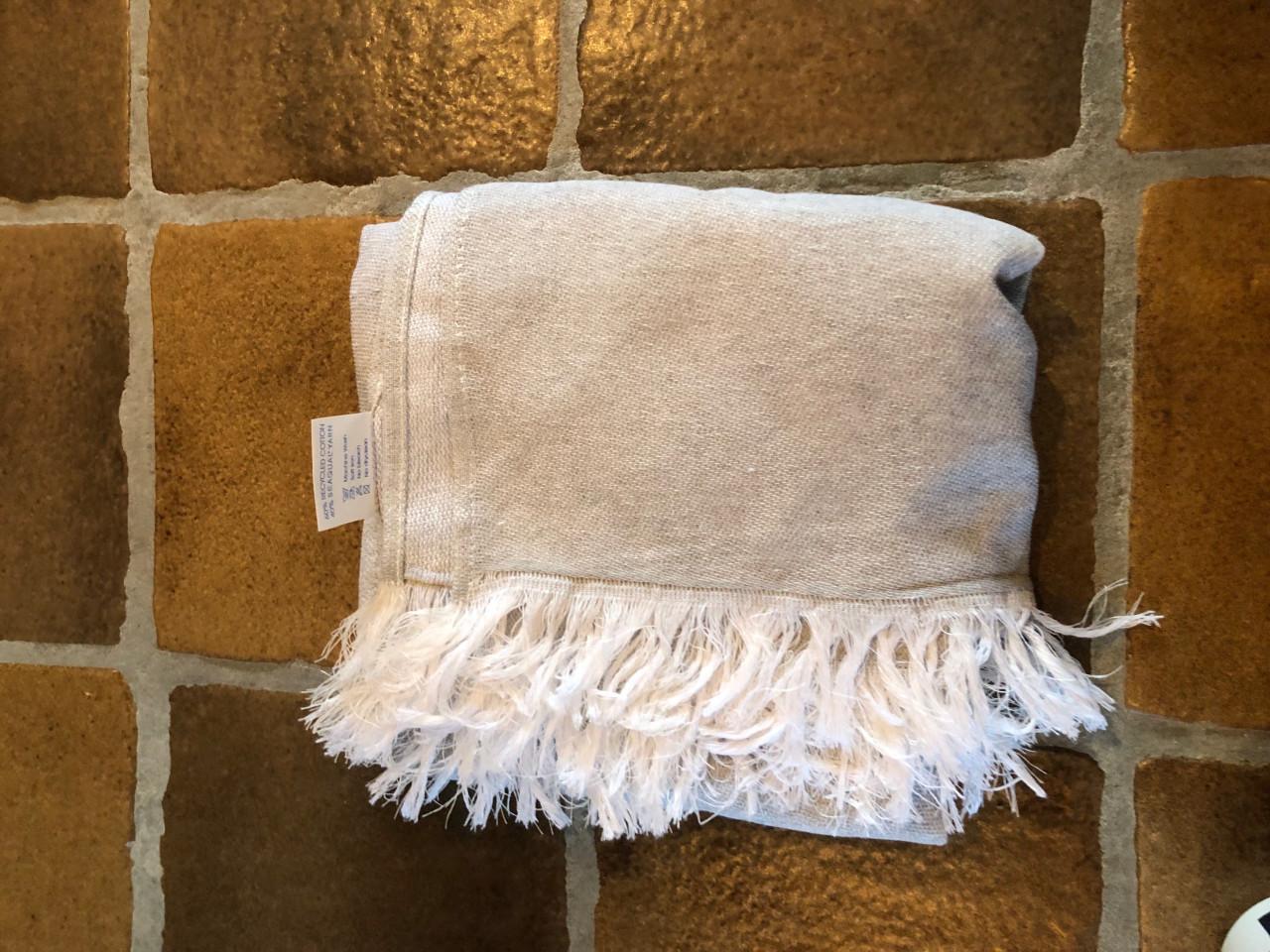 Nieuwe Kia tas met een dekentje en een beker en een sleutel hanger.