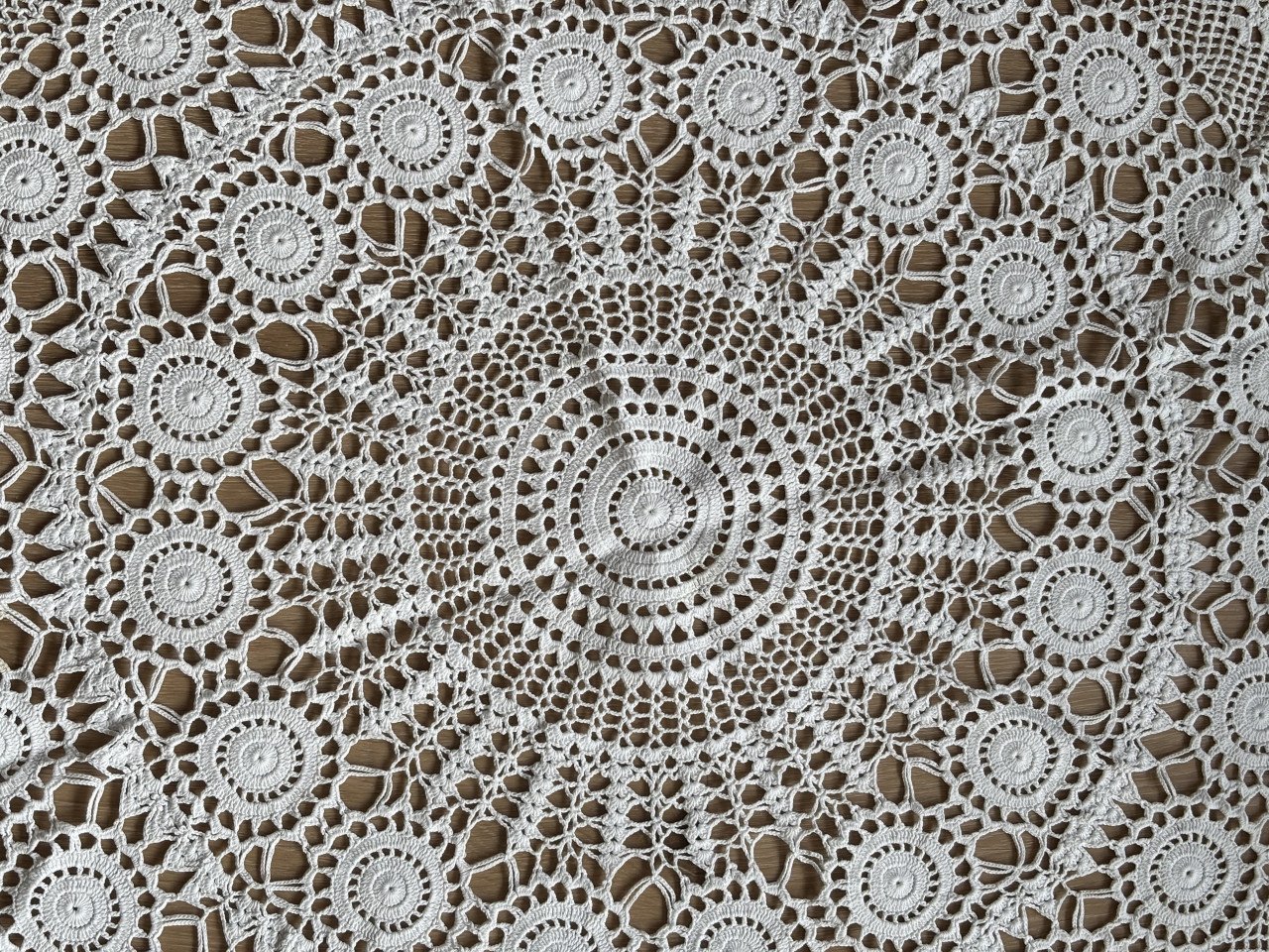 GROOT HAND GEHAAKT TAFELKLEED Ø100 cm