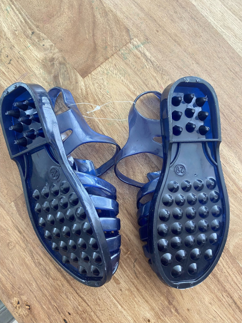 Waterschoenen maat 26-27 en maat 29.