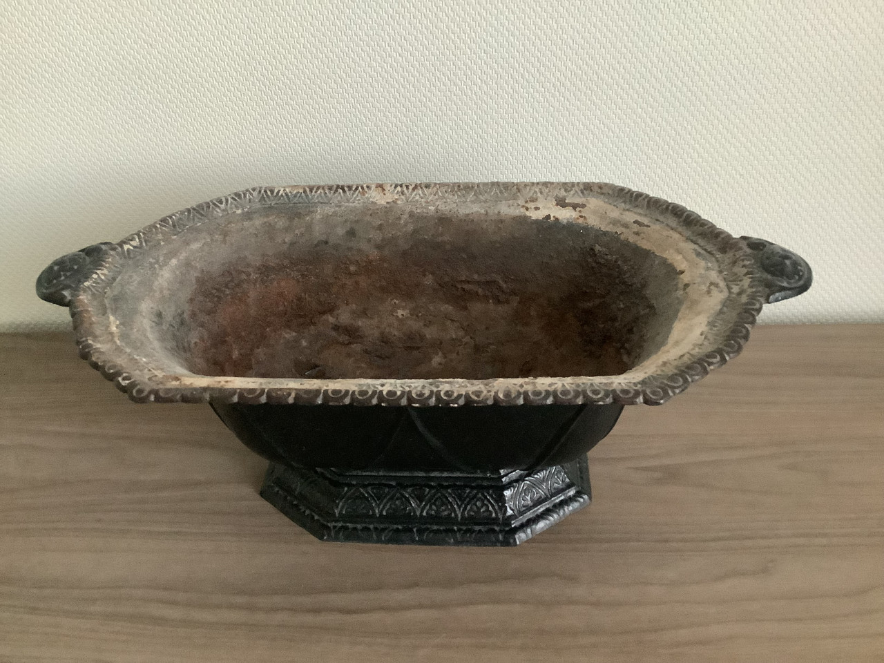 Oude gietijzeren hout / kolenbak