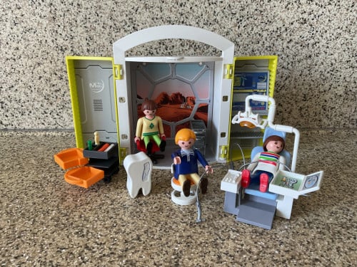 Playmobil tandartsenpraktijk in meeneembaar koffertje.