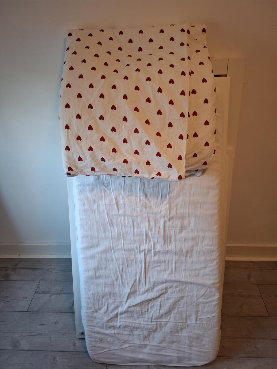 Kinderledikant 120x60 cm met matras en dekbedje €25