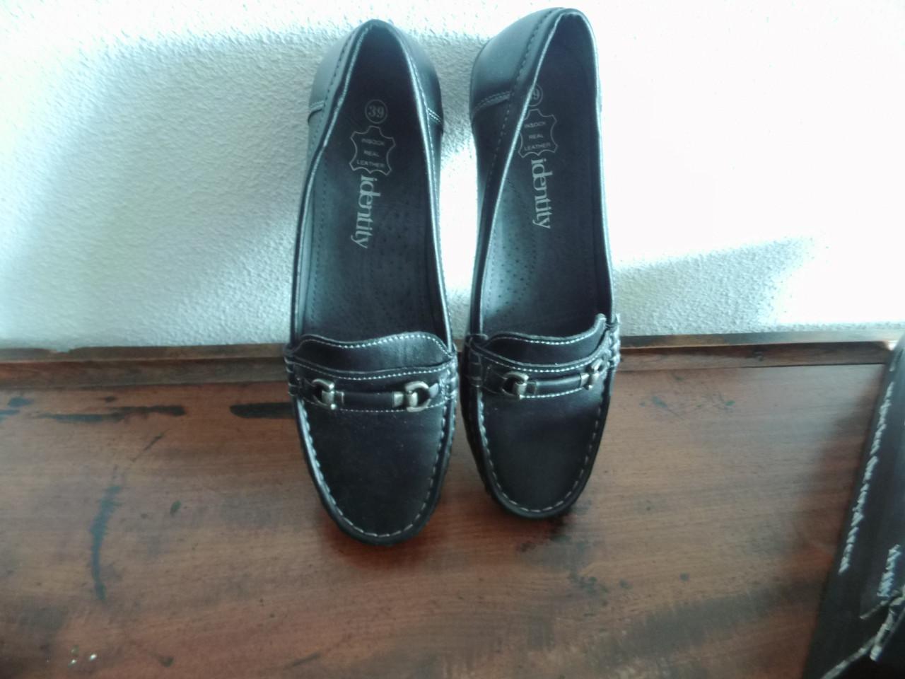 Schoenen van Identity maat 39.