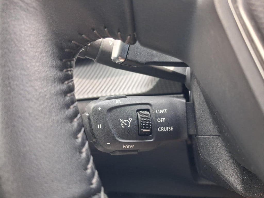 Peugeot 208 1.2 puretech 100pk eat8 allure pack | navi | bt | parkeersens. 