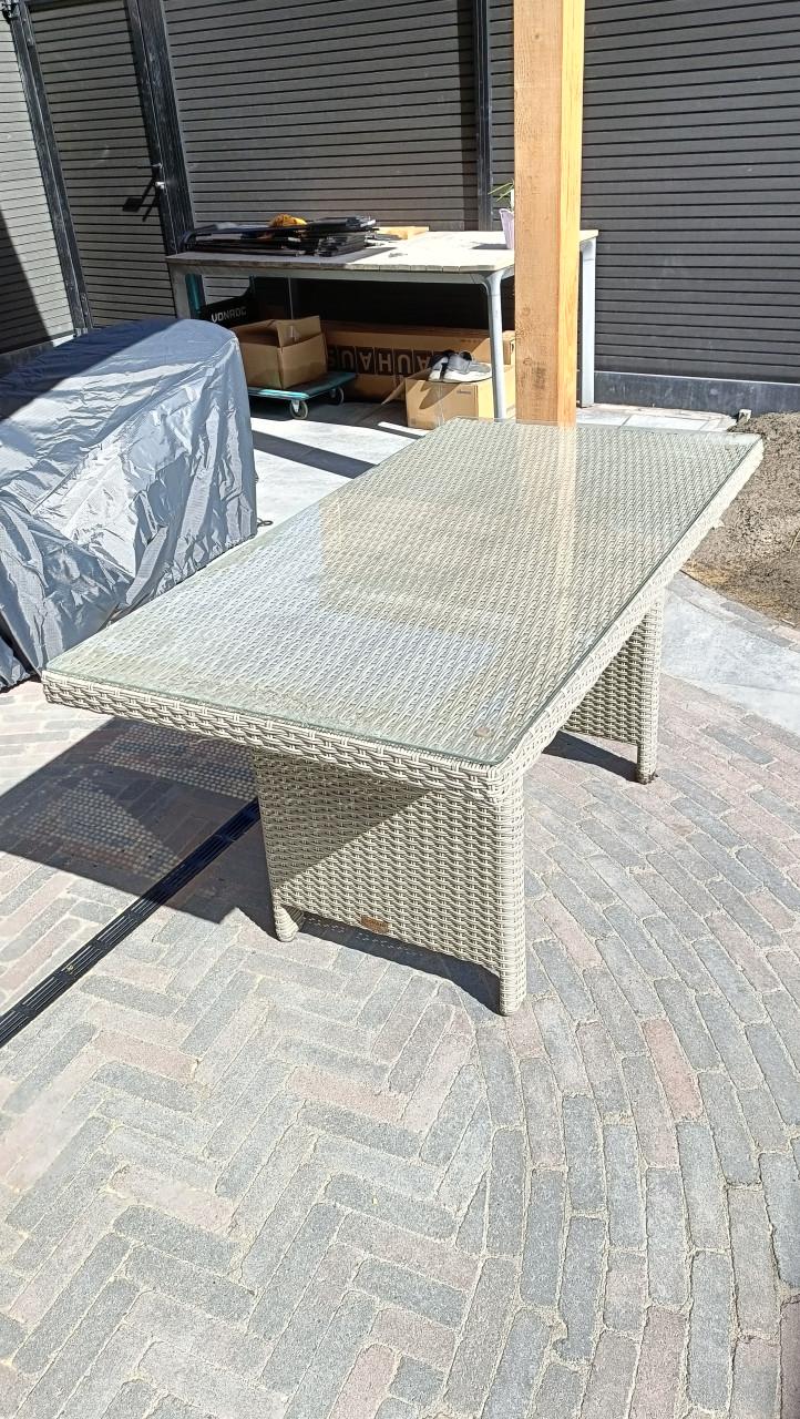 Lounge tafel met 6 stapel stoelen.