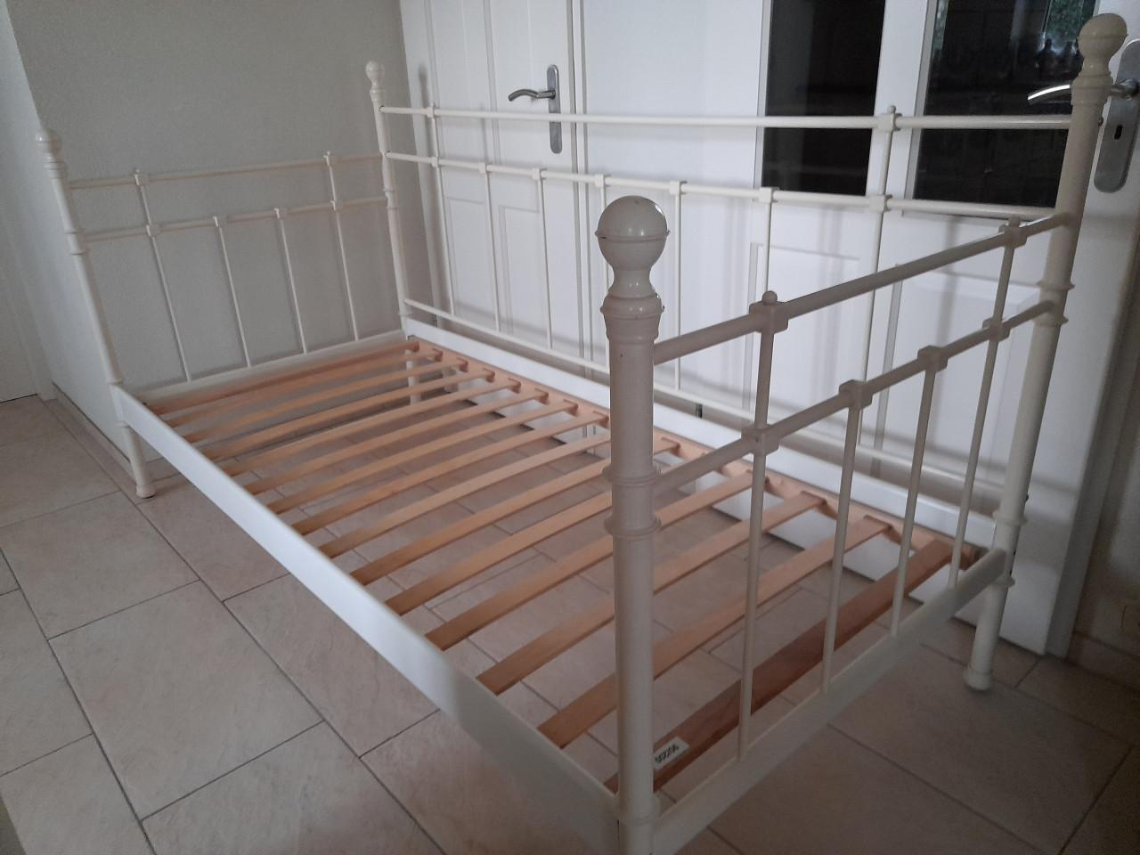 Metalen 1 persoons bed 90 x 200 (in goede staat )