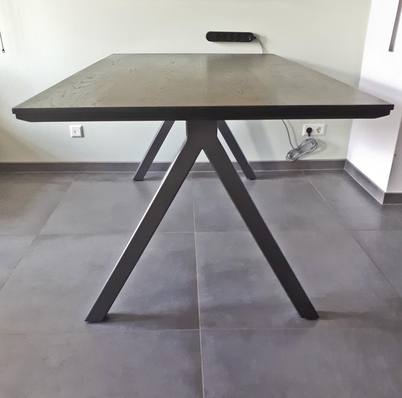 Donkerbruine eettafel met metalen onderstel