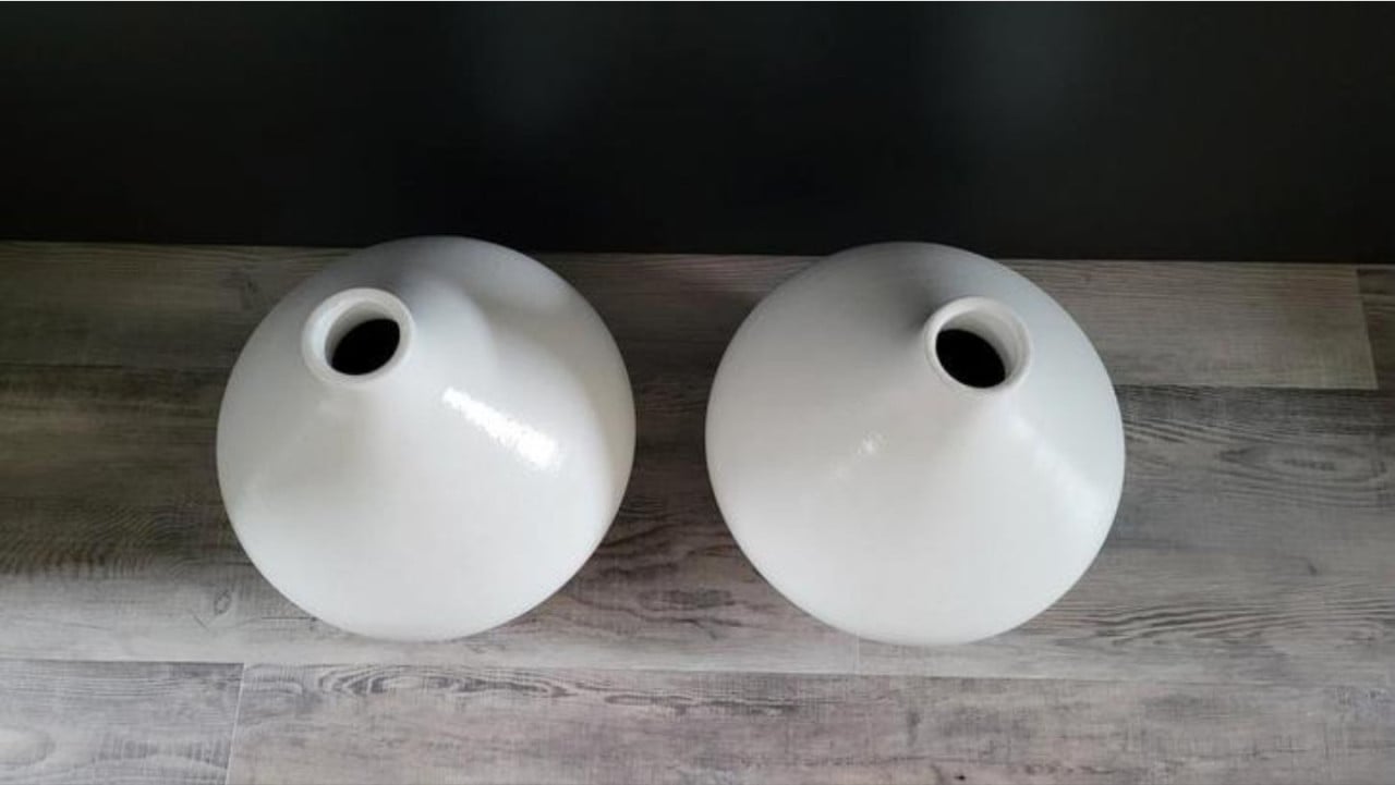 2 Witte vazen (30 x 30 cm) - € 5,- per stuk