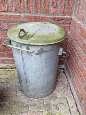 Ouderwetse zinken vuilnis emmer